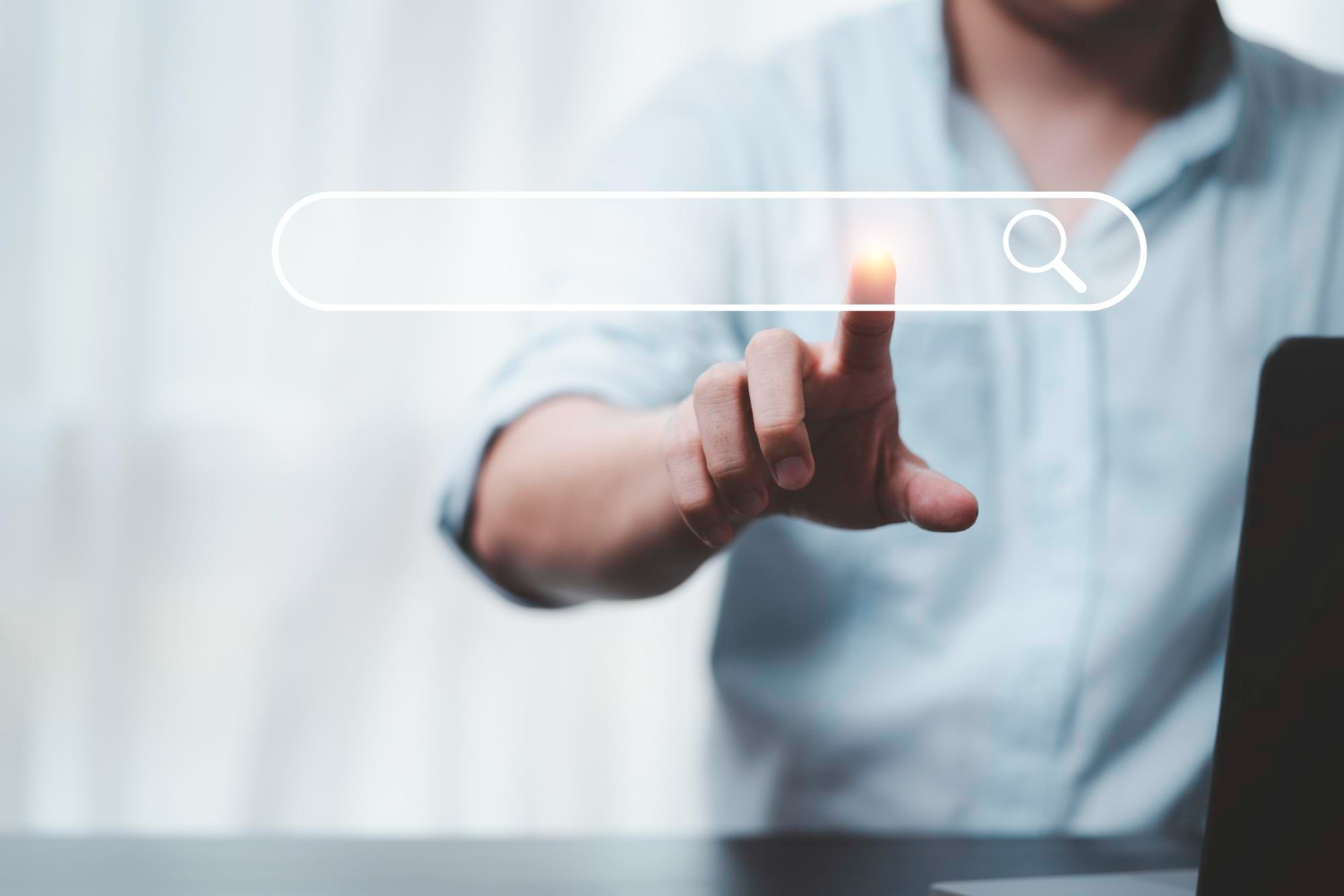 Descubre cómo el SEO conversacional está transformando la manera en que los usuarios buscan información. Aprende a adaptar tu estrategia de contenidos a las búsquedas por voz y conecta mejor con tu audiencia.